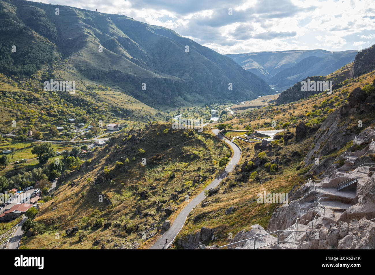 Belle vue sur la vallée de la rivière Kura le monastère de la grotte Vardzia, Géorgie Banque D'Images