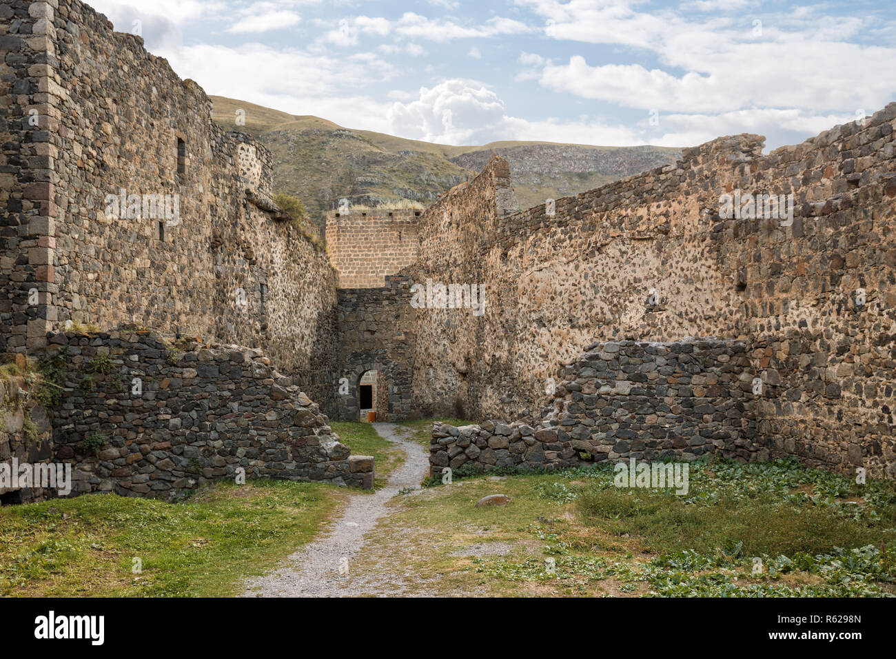 Ruines de la forteresse de Khertvisi. Cour de la citadelle. La Géorgie Banque D'Images