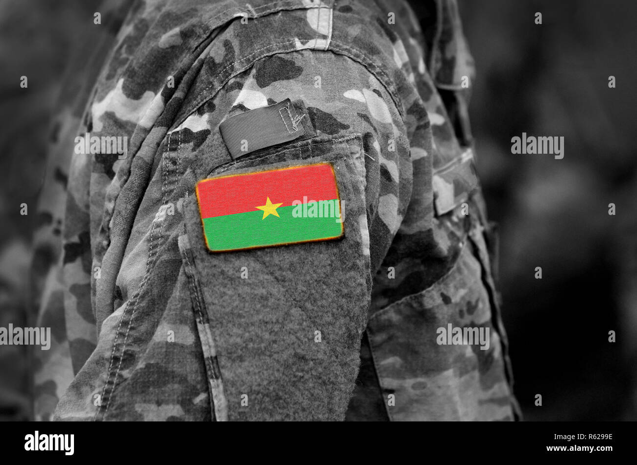 Drapeau du Burkina Faso sur le bras de soldats (collage). Banque D'Images