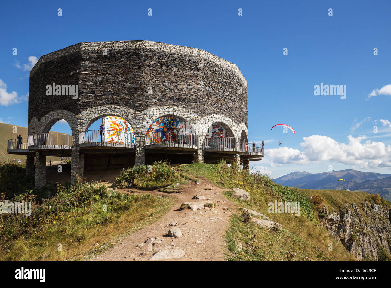 Col de la croix, la Géorgie - 24 septembre 2018 : l'arc de l'Amitié des Peuples sur la route militaire géorgienne, les touristes d'admirer la vue magnifique depuis le Banque D'Images