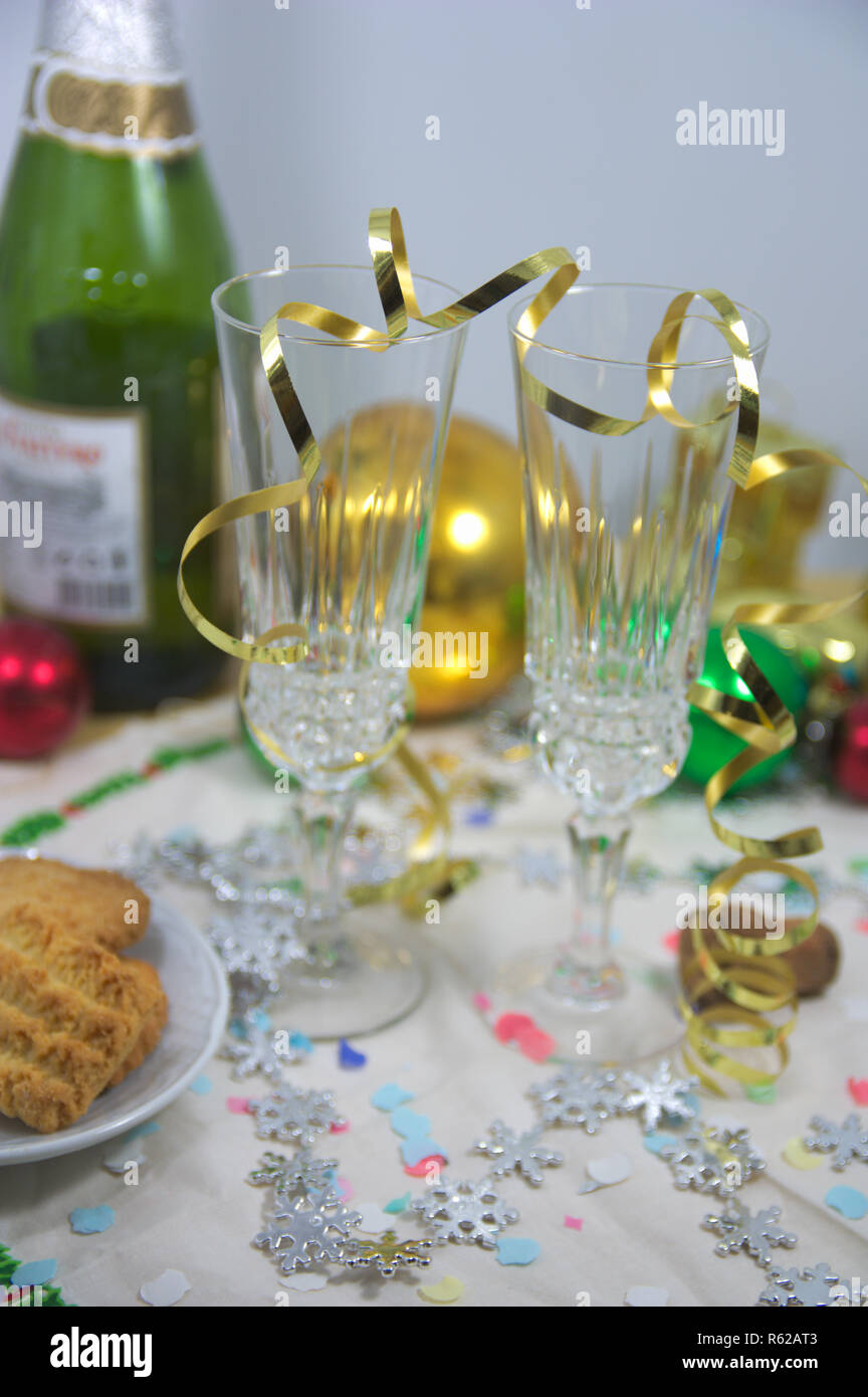 Close-up d'une table préparée avec des décorations typiques de la fête de Noël et Nouvel An Banque D'Images