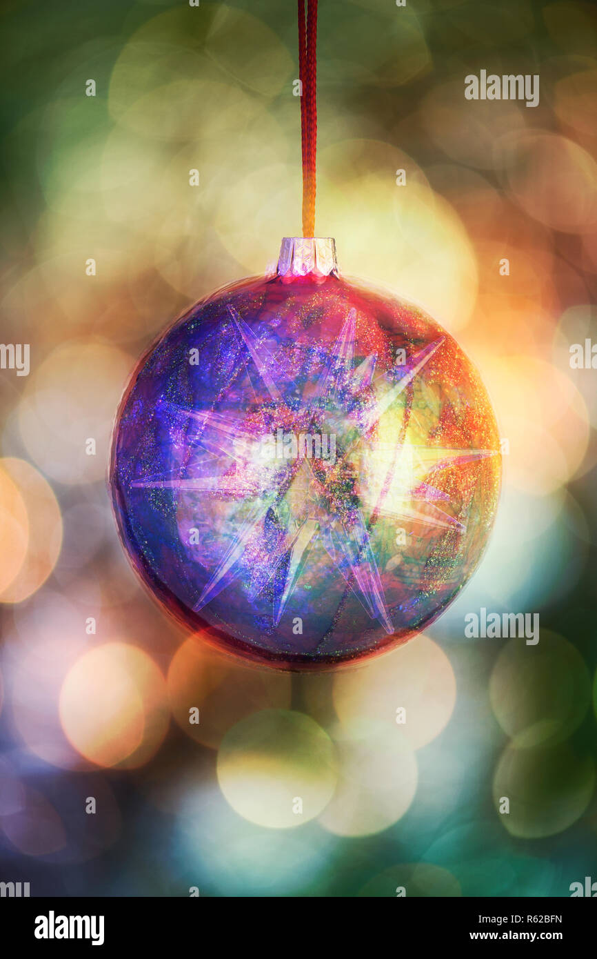 Boule de Noël artistique pendants devant des problèmes de mise au point (feux) numérique Banque D'Images