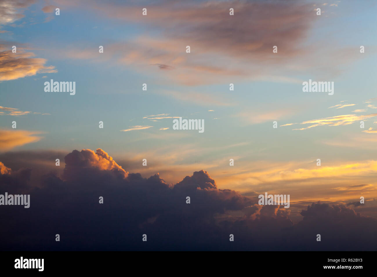 Ciel coloré et de nuages Banque D'Images