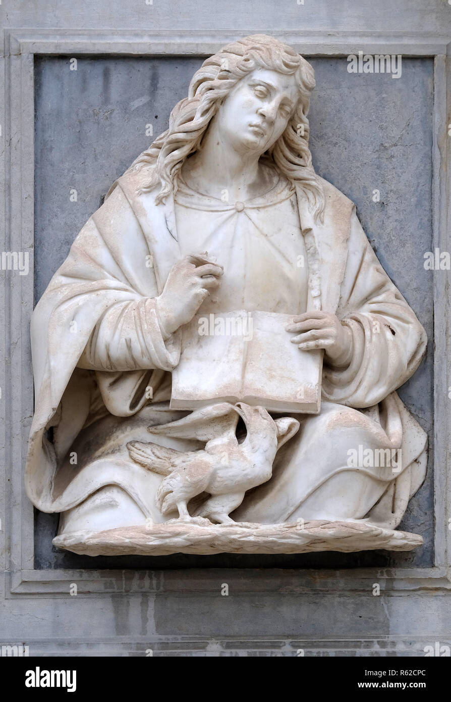 Saint Jean l'Evangéliste relief sur le portail de la cathédrale de Saint Laurent à Lugano, Suisse Banque D'Images