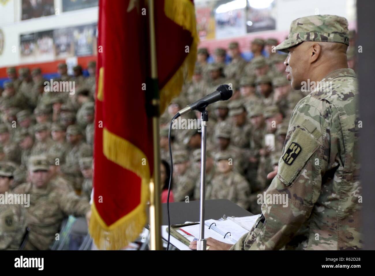 Le colonel George Kyle, commandant de la 31e Hôpital de soutien au combat, adresse à l'auditoire sur les réalisations de la CSH 31, au cours de la cérémonie de transfert d'autorité, dans la zone 1 Centre de remise en forme, Camp Arifjan, au Koweït, le 5 mai. Kyle a parlé avec enthousiasme de non seulement les réalisations de son unité, mais aussi des défis que son unité face au cours des neuf derniers mois. Banque D'Images