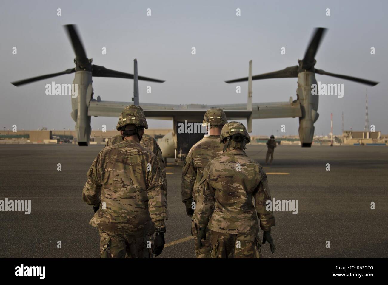 U.S. Army combat medics, avec le 86e Hôpital de soutien au combat, approche d'un MV-22 Osprey pendant un exercice de formation conjointe avec les Marines du milieu marin de l'escadron à rotors basculants - 364 (VMM-364), au Camp Arifjan, au Koweït, le 8 mai 2017. Banque D'Images