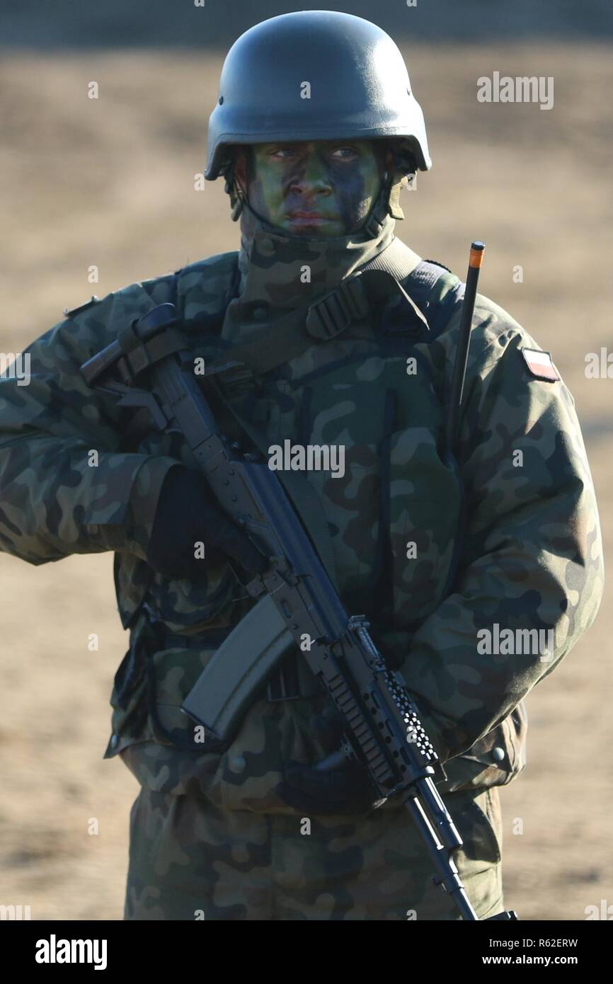 Un soldat polonais effectue la garde pendant 18 ans, un projet conjoint Anakonda, multinationale dirigée par la Pologne, l'exercice à Kielce, Pologne, zone d'entraînement du 16 novembre 2018. L'exercice est destiné à renforcer les relations entre les nations alliées et d'améliorer l'ensemble, les compétences et les compétences nécessaires pour répondre aux adversaires potentiels sur le champ de bataille. Banque D'Images