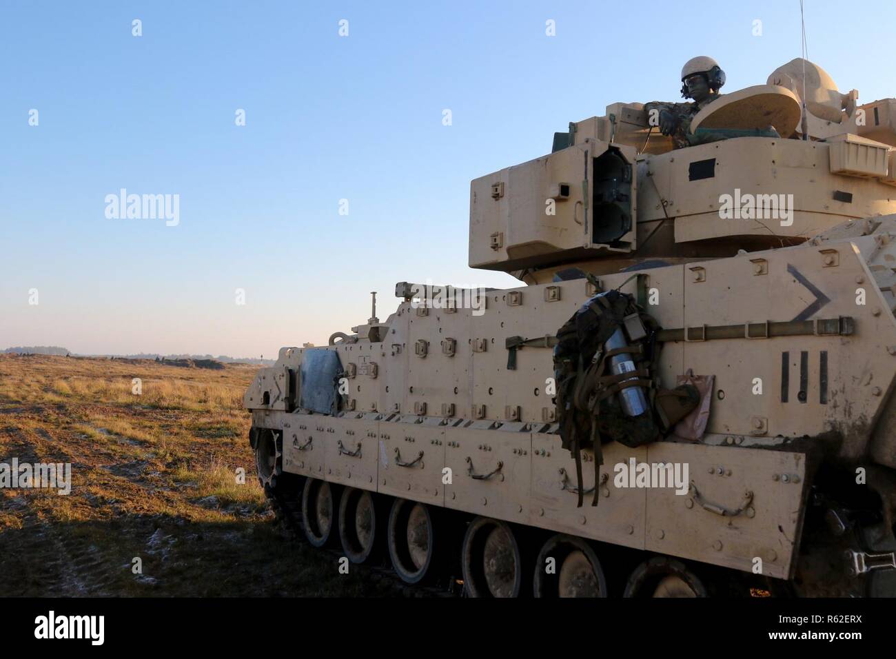 Un soldat affecté au 2e Bataillon, 12e Régiment de cavalerie, 1st Armored Brigade Combat Team, 1re Division de cavalerie, attend dans son M2A3 Bradley Véhicule de combat pour l'exercice de tir réel à commencer pendant 18 ans, un comité conjoint Anakonda, multinationale dirigée par la Pologne, l'exercice à Kielce, Pologne, zone d'entraînement du 16 novembre 2018. L'exercice est destiné à renforcer les relations entre les nations alliées et d'améliorer l'ensemble, les compétences et les compétences nécessaires pour répondre aux adversaires potentiels sur le champ de bataille. Banque D'Images