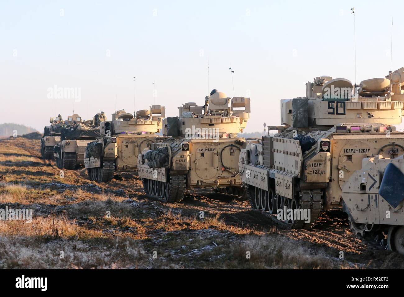 Une ligne de M2A3 Bradley La lutte contre les véhicules affectés au 2e Bataillon, 12e Régiment de cavalerie, 1st Armored Brigade Combat Team, 1re Division de cavalerie, se préparer à un exercice de tir réel à commencer pendant 18 ans, un comité conjoint Anakonda, multinationale dirigée par la Pologne, l'exercice à Kielce, Pologne, zone d'entraînement du 16 novembre 2018. L'exercice est destiné à renforcer les relations entre les nations alliées et d'améliorer l'ensemble, les compétences et les compétences nécessaires pour répondre aux adversaires potentiels sur le champ de bataille. Banque D'Images