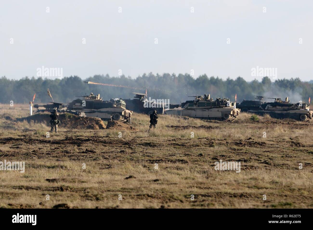 L'ARMÉE AMÉRICAINE M1A2 Abrams et M2A3 Véhicules de combat Bradley, affecté au 2e Bataillon, 12e Régiment de cavalerie, 1st Armored Brigade Combat Team, 1re Division de cavalerie, et les forces terrestres polonaises PT-91 Twardy de blindés côte à côte pendant 18 ans, un projet conjoint Anakonda, multinationale dirigée par la Pologne, l'exercice à Kielce, Pologne, zone d'entraînement du 16 novembre 2018. L'exercice est destiné à renforcer les relations entre les nations alliées et d'améliorer l'ensemble, les compétences et les compétences nécessaires pour répondre aux adversaires potentiels sur le champ de bataille. Banque D'Images