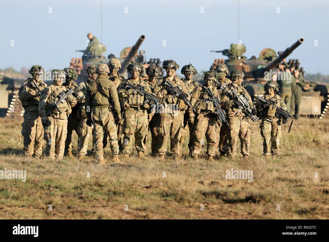 Soldats affectés au 2e Bataillon, 12e Régiment de cavalerie, 1st Armored Brigade Combat Team, 1re Division de cavalerie, d'assembler à la suite d'un exercice de tir réel au cours d'un comité mixte, 18 Anakonda, multinationale dirigée par la Pologne, l'exercice à Kielce, Pologne, zone d'entraînement du 16 novembre 2018. L'exercice est destiné à renforcer les relations entre les nations alliées et d'améliorer l'ensemble, les compétences et les compétences nécessaires pour répondre aux adversaires potentiels sur le champ de bataille. Banque D'Images