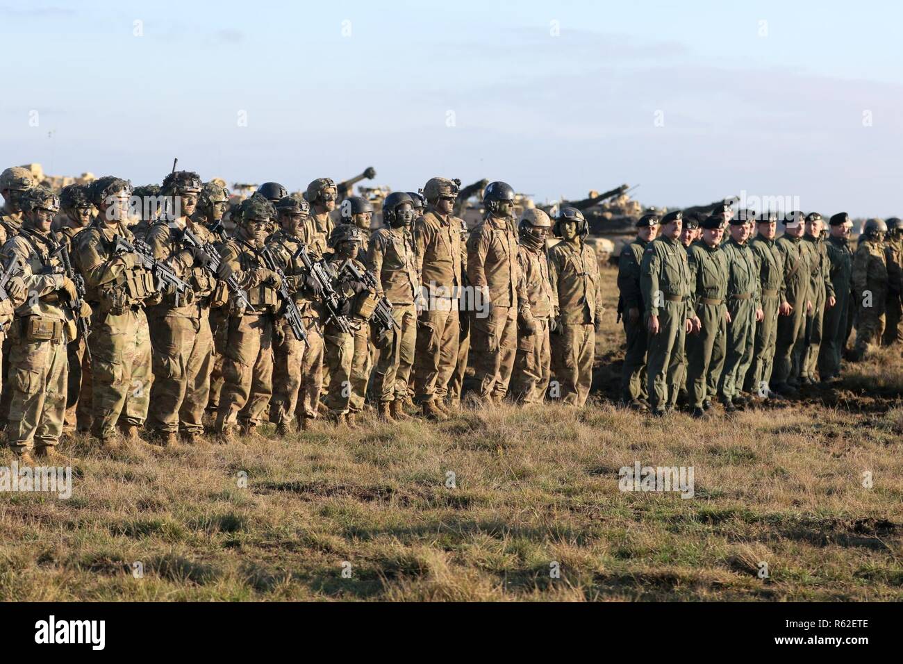 Soldats affectés au 2e Bataillon, 12e Régiment de cavalerie, 1st Armored Brigade Combat Team, 1re Division de cavalerie, et les soldats des forces terrestres polonaises, monter à la suite d'un exercice de tir réel au cours d'un comité mixte, 18 Anakonda, multinationale dirigée par la Pologne, l'exercice à Kielce, Pologne, zone d'entraînement du 16 novembre 2018. L'exercice est destiné à renforcer les relations entre les nations alliées et d'améliorer l'ensemble, les compétences et les compétences nécessaires pour répondre aux adversaires potentiels sur le champ de bataille. Banque D'Images