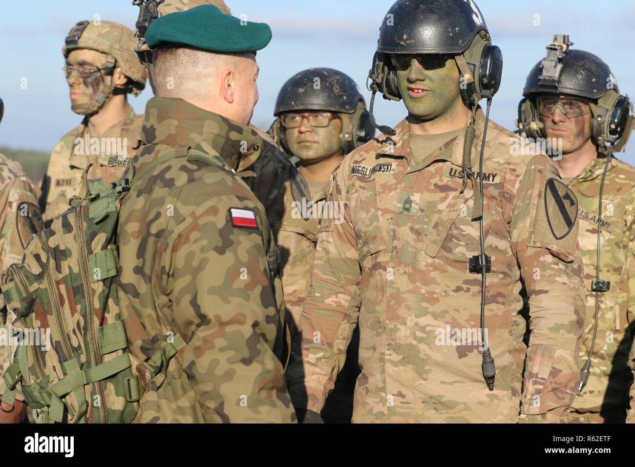 Les soldats de l'Armée américaine affecté au 2e Bataillon, 12e Régiment de cavalerie, 1st Armored Brigade Combat Team, 1re Division de cavalerie, sont accueillis par le personnel de commandement des Forces armées polonaises à la suite d'un exercice de tir réel au cours d'un comité mixte, 18 Anakonda, multinationale dirigée par la Pologne, l'exercice à Kielce, Pologne, zone d'entraînement du 16 novembre 2018. L'exercice est destiné à renforcer les relations entre les nations alliées et d'améliorer l'ensemble, les compétences et les compétences nécessaires pour répondre aux adversaires potentiels sur le champ de bataille. Banque D'Images