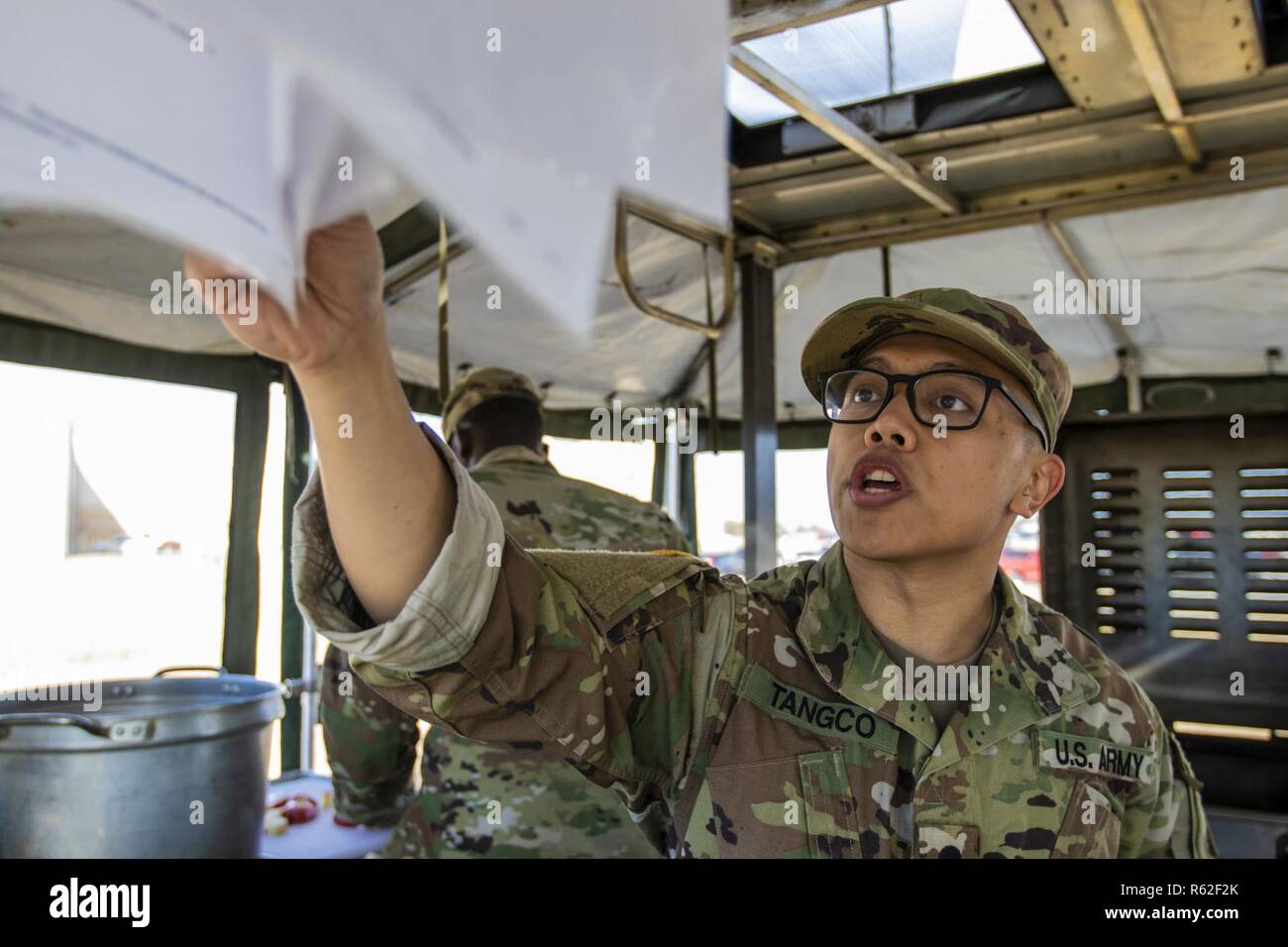 Réserve de l'armée américaine de la CPS. Mme Raphel Tangco, spécialiste culinaire, 883e compagnie Quartier-maître, vérifie les fiches de recette pendant le Phillip A. Connelly Award les évaluations de programme dans Broken Arrow, Oklahoma, le 17 novembre 2018. Le Phillip A. Connelly Award Program a été créé en 1968 pour reconnaître l'excellence dans les services alimentaires de l'armée. Le programme est co-parrainé par la National Restaurant Association et le ministère de l'armée. Banque D'Images