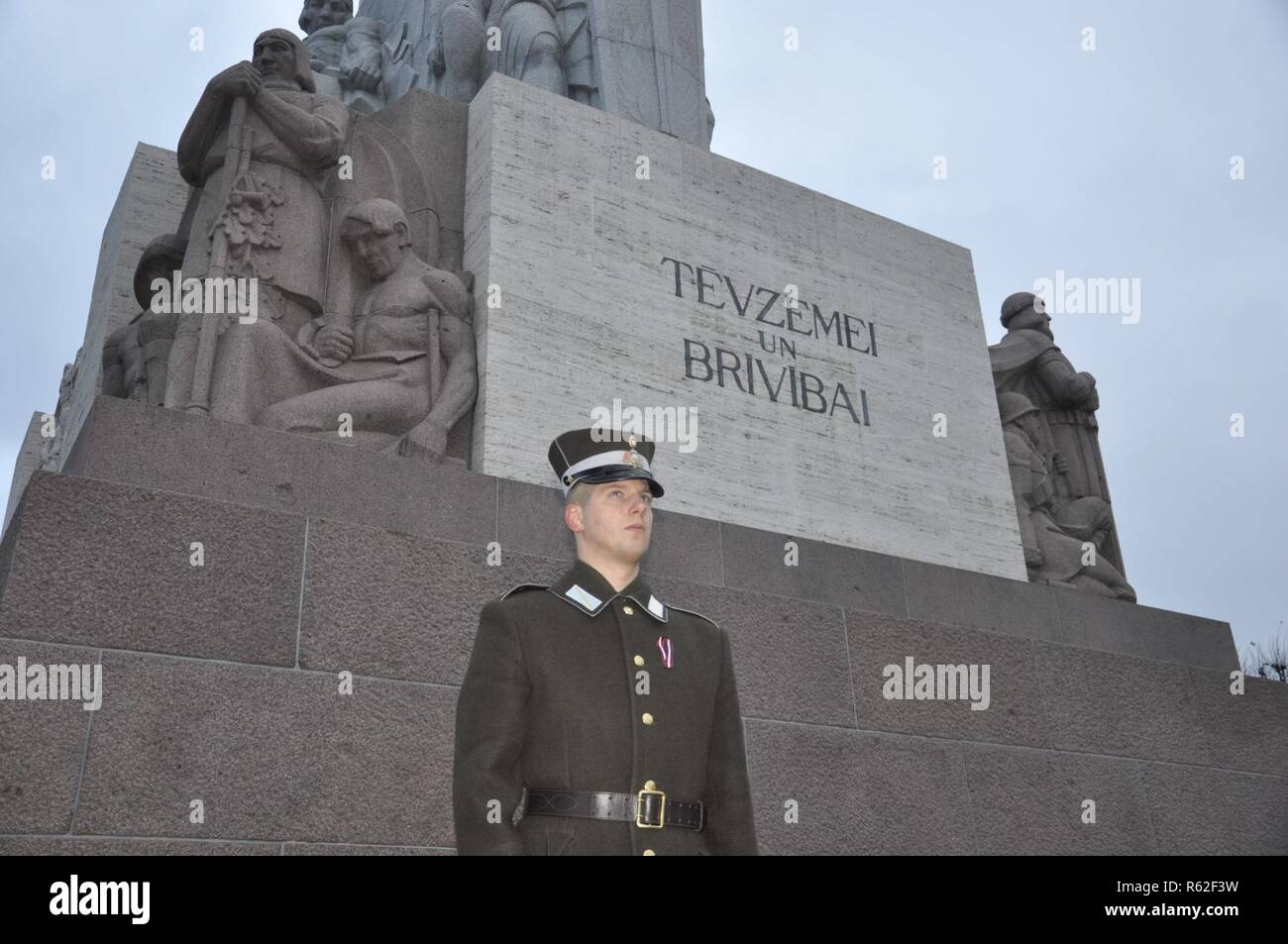 Un soldat letton se tient devant le Monument de la liberté à Riga, Lettonie avant le début de l'indépendance lettone Day Parade, le 18 novembre 2018. Le défilé est organisé pour commémorer 100 ans de l'indépendance lettone de l'Empire russe. Banque D'Images