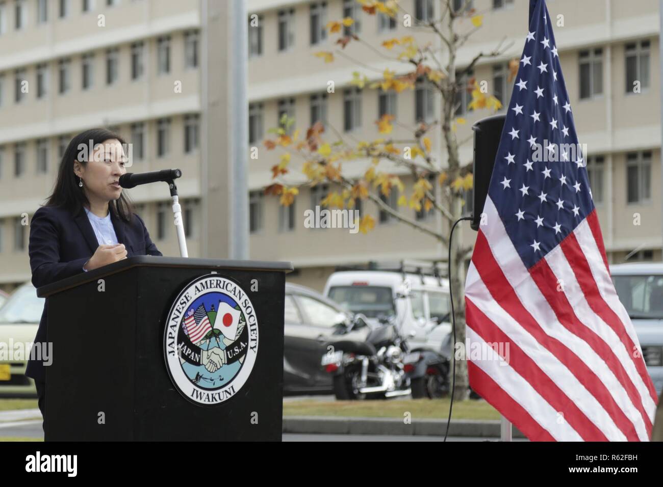 Membres de la Yamaguchi Iwakuni et sociétés Japonais-américain participer à une cérémonie de dédicace au Marine Corps Air Station Iwakuni, Japon, 19 novembre 2018. Le Yamaguchi Japan Society a fait don du monument en l'honneur du 60e anniversaire de la société Japonais-américain Iwakuni. Banque D'Images