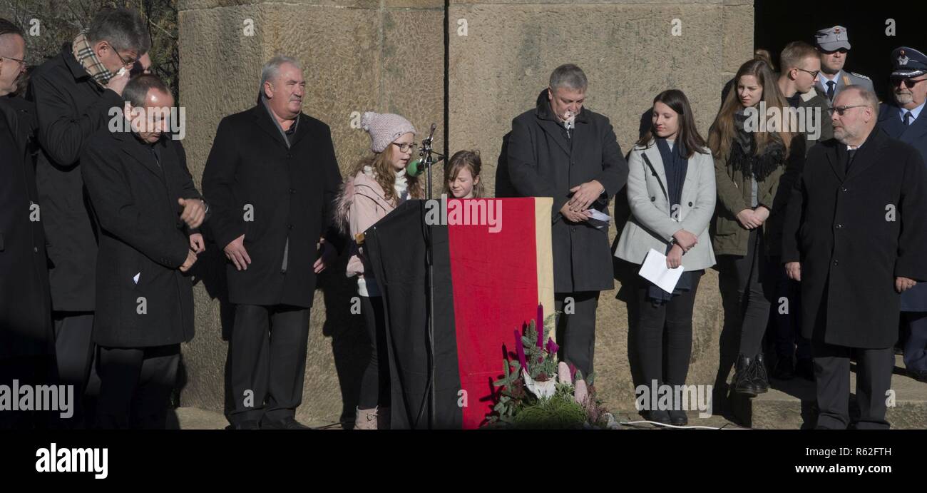 Beitreg des Jugendparlaments der VG Arzfeld, une organisation de jeunesse basée à Arzfeld, prononcer des discours lors de la commémoration de la journée de deuil national allemand Daleiden cérémonie à, l'Allemagne, le 18 novembre 2018. Le Jour de deuil national a été créé en 1922. Le groupe de jeunes se concentre sur l'apprentissage de la démocratie et de l'apprentissage de l'erreurs du passé pour faire un avenir meilleur. Banque D'Images