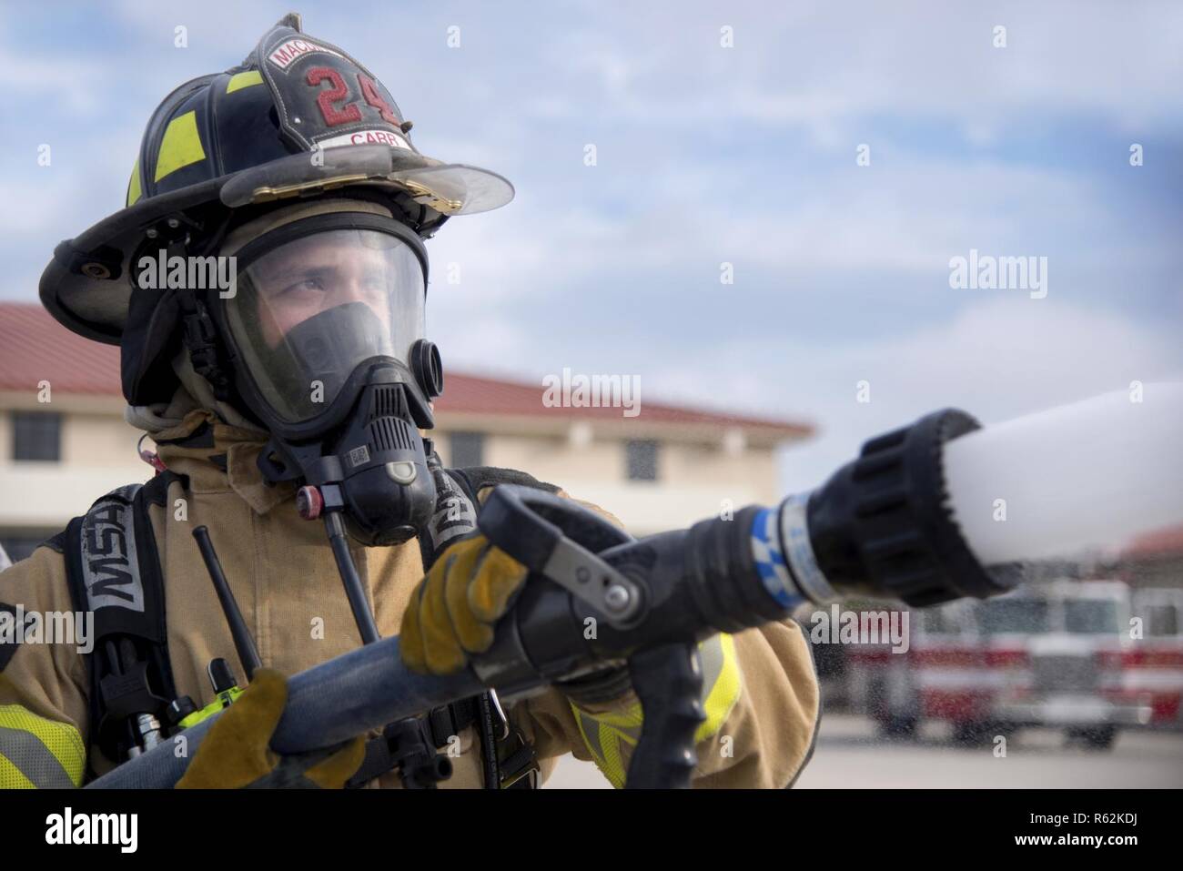 U.S. Air Force d'un membre de la 1re classe Kenny Carr, un pompier affecté au 6e Escadron du Génie Civil (CES), les pratiques à l'aide d'un tuyau d'incendie à la base aérienne MacDill, Floride, le 20 novembre, 2018. Carr,ainsi que trois autres aviateurs, CES 6e ont participé à un bunker et de forage pour l'escalade d'exercer pendant la formation. Banque D'Images