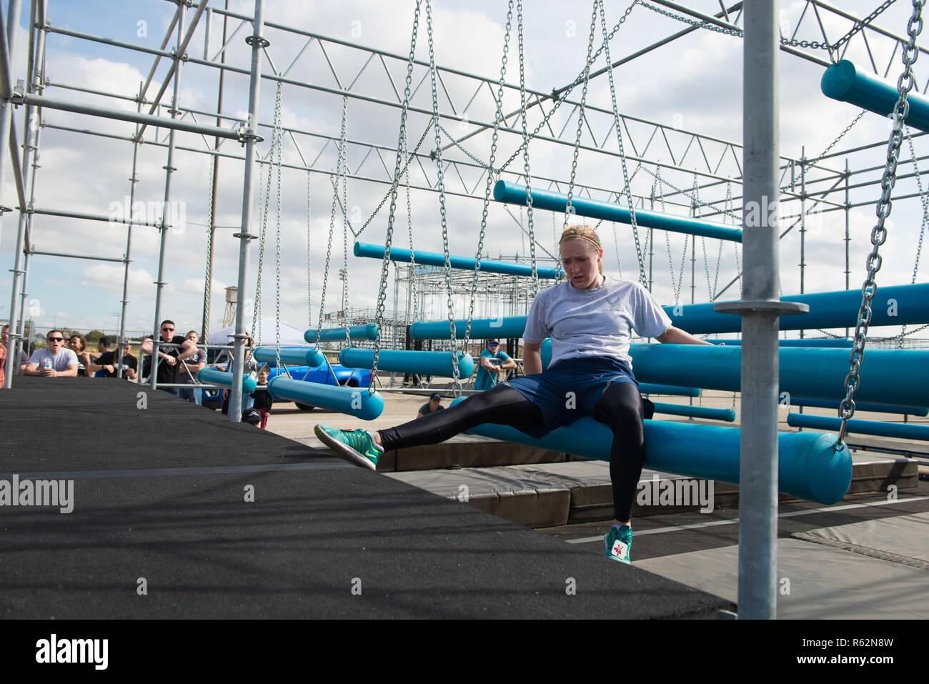 U.S. Air Force 1er lieutenant Stephanie Frye, 673e Escadron d'opérations d'hospitalisation, Joint Base Elmendor-Richardson, Alaska fait concurrence sur un obstacle course pendant la guerrier Alpha bataille finale inter-services, de l'événement, le 17 novembre 2018, à l'Alpha Warrior Proving Grounds, parc Retama, Selma, Alabama. Air Force, Programme Guerrier Alpha dans sa deuxième année, est en cours d'intégration sur des installations à travers le monde entier pour aider à construire sur le fitness fonctionnel d'aviateurs. Air Force Guerrier Alpha favorise la résilience et prêt d'un membre de la famille par le moral des employés et de camaraderie. La bataille finale 2018 de l'armée américaine comprend la concurrence Banque D'Images