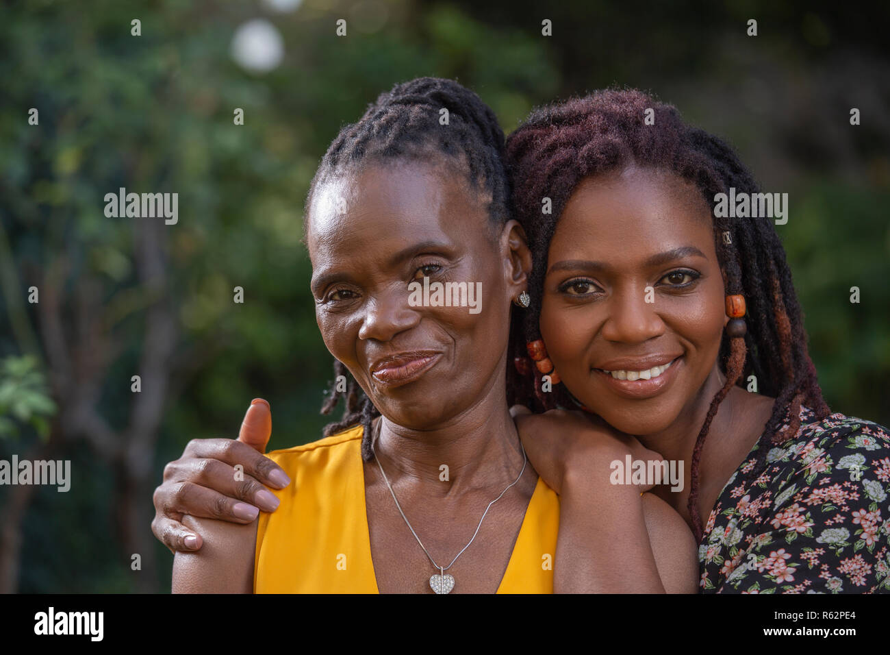 Libre d'une femme et sa mère dans un jardin Banque D'Images