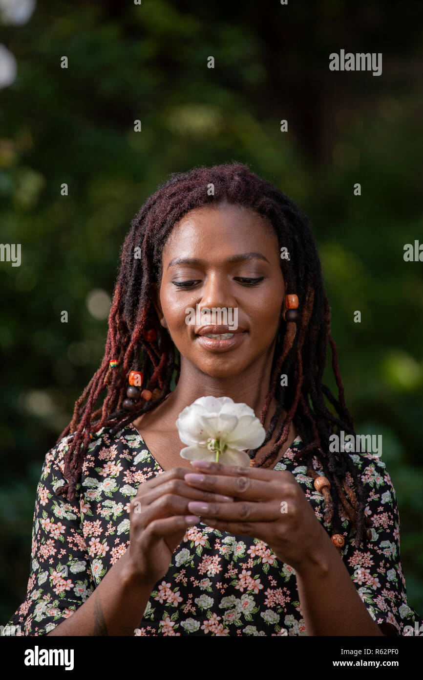 Libre d'une femme regardant une rose Banque D'Images
