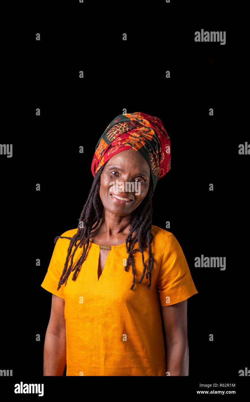 Portrait d'une vieille femme africaine portant un foulard Banque D'Images