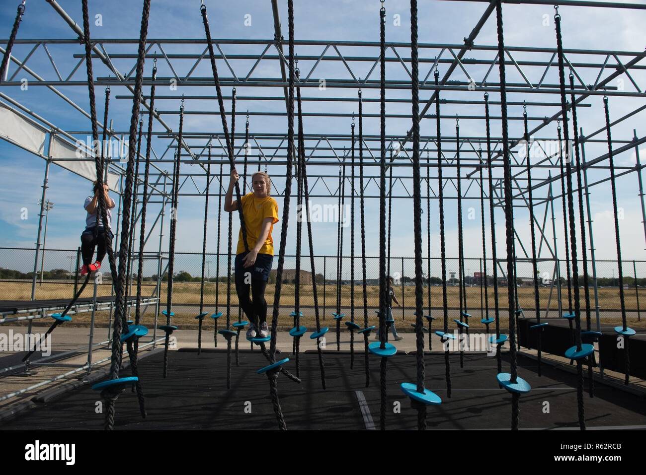 Guerrier Alpha athlètes compétitionner sur un obstacle course pendant la guerrier Alpha bataille finale inter-services, de l'événement, le 17 novembre 2018, à l'Alpha Warrior Proving Grounds, parc Retama, Selma, Alabama. Air Force, Programme Guerrier Alpha dans sa deuxième année, est en cours d'intégration sur des installations à travers le monde entier pour aider à construire sur le fitness fonctionnel d'aviateurs. Air Force Guerrier Alpha favorise la résilience et prêt d'un membre de la famille par le moral des employés et de camaraderie. La bataille Finale 2018 Concours comprend l'armée américaine et de la marine des équipes pour la première fois. Banque D'Images