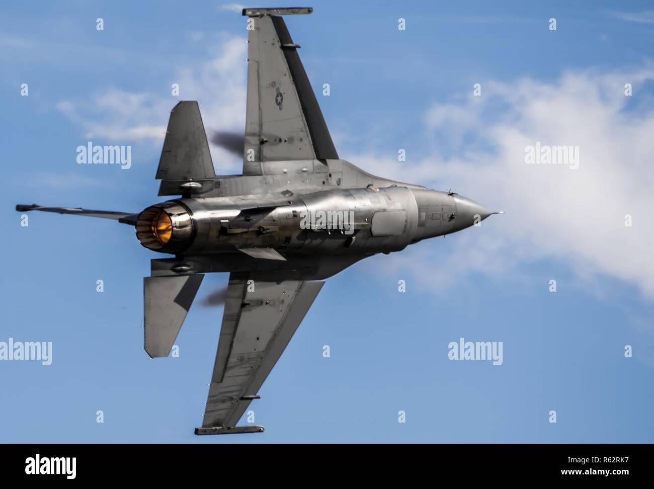 U.S. Air Force Le Major John "eaux de pluie", F-16 Viper et commandant de l'équipe de démonstration pilote, démontre les capacités d'un F-16CM Fighting Falcon, "Viper", lors d'une démonstration pratique chez Shaw Air Force Base, S.C., le 26 novembre 2018. Les eaux navigables en avion de chasse multi-rôle de manœuvres à haute vitesse tels que tours et monte à la verticale. Banque D'Images