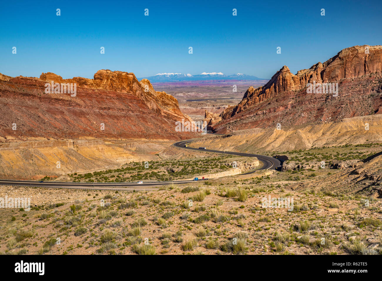 J-70 Autoroute Inter-états dans le loup tacheté, Canyon crossing San Rafael Reef falaises, San Rafael Swell salon, Plateau du Colorado, Utah, USA Banque D'Images