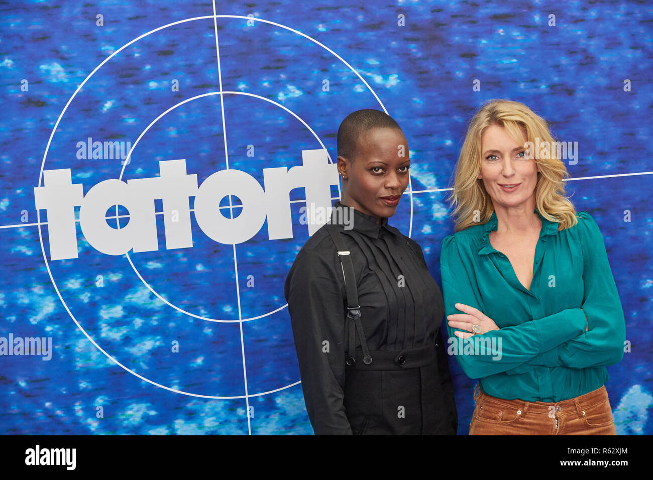 Hambourg, Allemagne. 06Th Nov, 2018. Les actrices Florence Kasumba (l) et Maria Furtwängler sont debout devant un mur à un NDR logo photos pour une nouvelle équipe "Tatort". La scène du crime comme 'nature' verschwundene est diffusée sur ARD sur 03.02.2019. Credit : Georg Wendt/dpa/Alamy Live News Banque D'Images