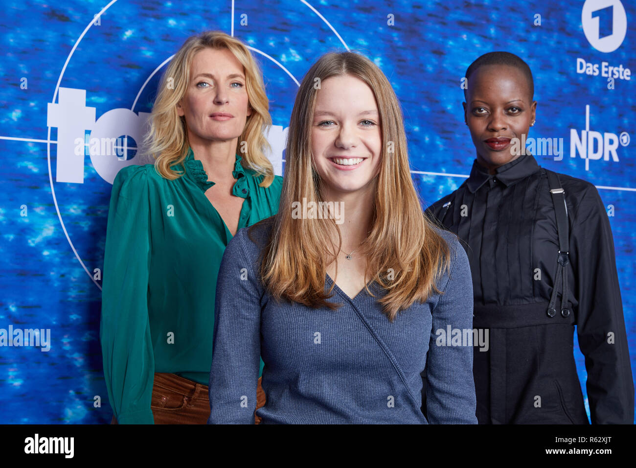 Hambourg, Allemagne. 06Th Nov, 2018. Les actrices Maria Furtwängler (l-r), Lilly Barshy et Florence Kasumba, sont debout devant un mur à un NDR logo photos pour une nouvelle équipe "Tatort". La scène du crime comme 'nature' verschwundene est diffusée sur ARD sur 03.02.2019. Credit : Georg Wendt/dpa/Alamy Live News Banque D'Images