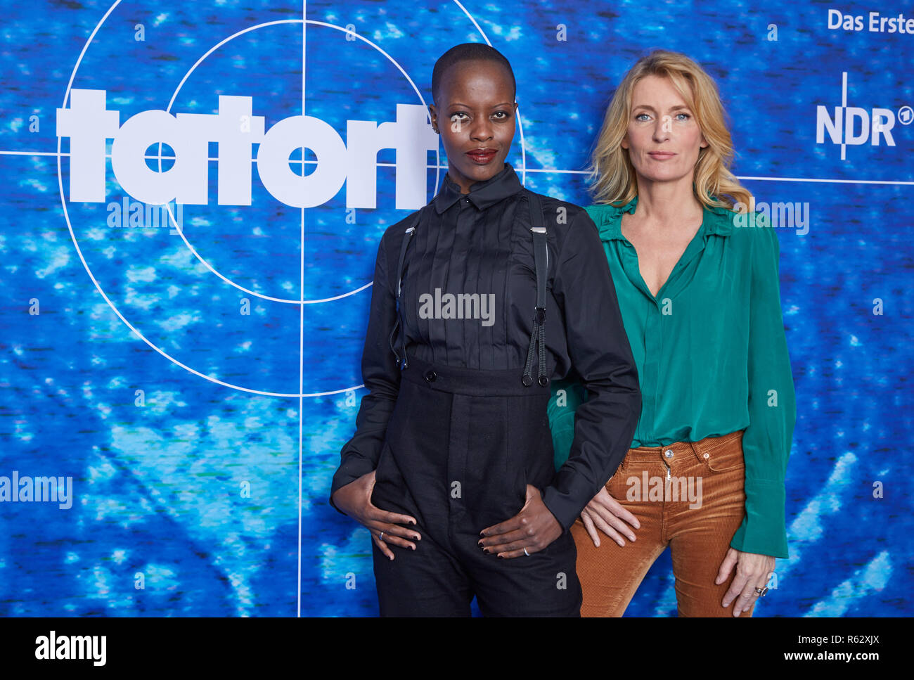 Hambourg, Allemagne. 06Th Nov, 2018. Les actrices Florence Kasumba (l) et Maria Furtwängler sont debout devant un mur à un NDR logo photos pour une nouvelle équipe "Tatort". La scène du crime comme 'nature' verschwundene est diffusée sur ARD sur 03.02.2019. Credit : Georg Wendt/dpa/Alamy Live News Banque D'Images