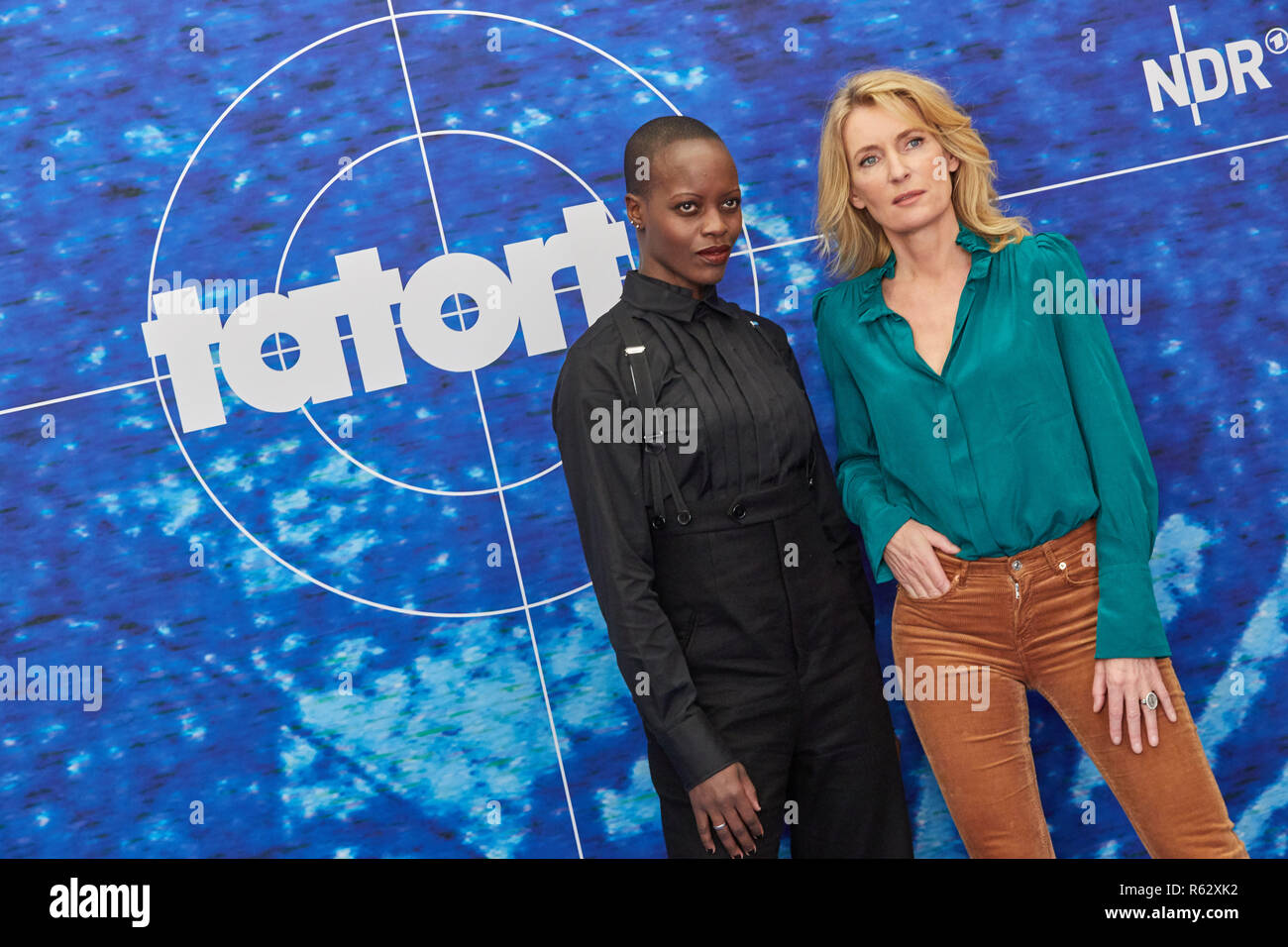 Hambourg, Allemagne. 06Th Nov, 2018. Les actrices Florence Kasumba (l) et Maria Furtwängler sont debout devant un mur à un NDR logo photos pour une nouvelle équipe "Tatort". La scène du crime comme 'nature' verschwundene est diffusée sur ARD sur 03.02.2019. Credit : Georg Wendt/dpa/Alamy Live News Banque D'Images