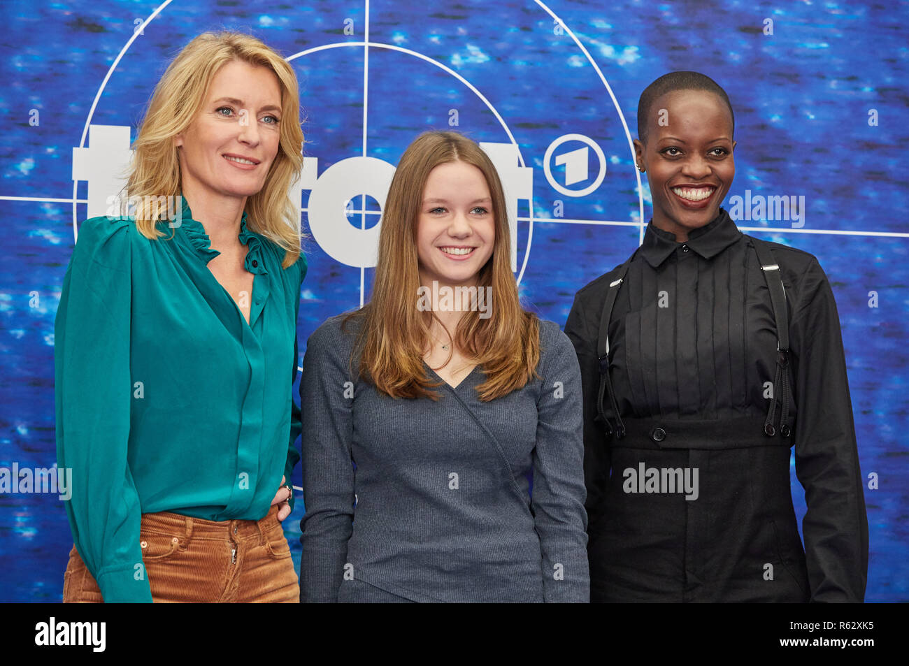 Hambourg, Allemagne. 06Th Nov, 2018. Les actrices Maria Furtwängler (l-r), Lilly Barshy et Florence Kasumba, sont debout devant un mur à un NDR logo photos pour une nouvelle équipe "Tatort". La scène du crime comme 'nature' verschwundene est diffusée sur ARD sur 03.02.2019. Credit : Georg Wendt/dpa/Alamy Live News Banque D'Images