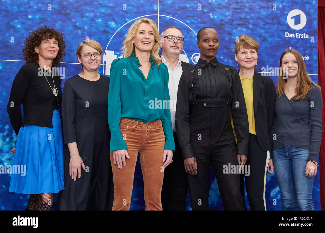 Hambourg, Allemagne. 06Th Nov, 2018. Franziska Buch (l-r), auteur et directeur, Sabine Holtgreve, NDR éditeur, Maria Furtwängler, actrice, Christian Granderath, NDR réalisateur de télévision, Florence Kasumba, actrice, Iris Kiefer, producteur, et Lilly, actrice, Barshy sont debout devant un mur à un NDR logo photos pour une nouvelle équipe "Tatort". La scène du crime comme 'nature' verschwundene est diffusée sur ARD sur 03.02.2019. Credit : Georg Wendt/dpa/Alamy Live News Banque D'Images