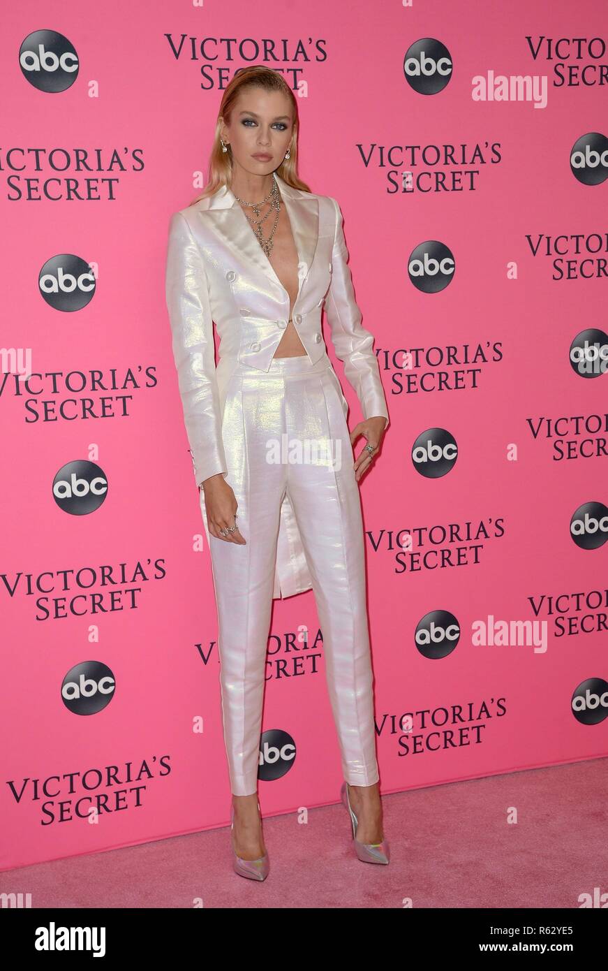 New York, NY, USA. 2 Décembre, 2018. Stella Maxwell aux arrivées de Victoria's Secret Fashion Show Viewing Party, Spring Studios, New York, NY 2 décembre 2018. Credit : Kristin Callahan/Everett Collection/Alamy Live News Banque D'Images