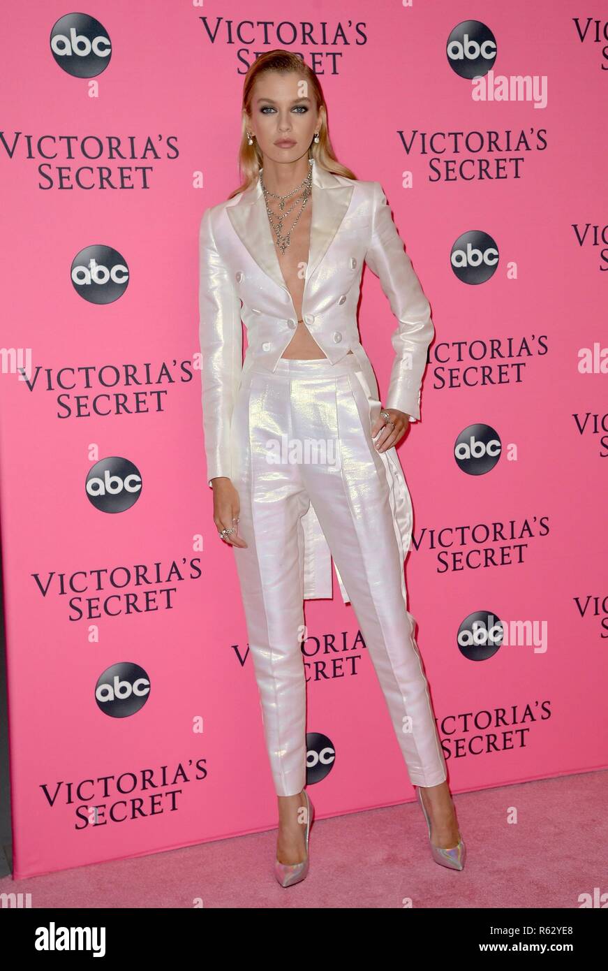 New York, NY, USA. 2 Décembre, 2018. Stella Maxwell aux arrivées de Victoria's Secret Fashion Show Viewing Party, Spring Studios, New York, NY 2 décembre 2018. Credit : Kristin Callahan/Everett Collection/Alamy Live News Banque D'Images