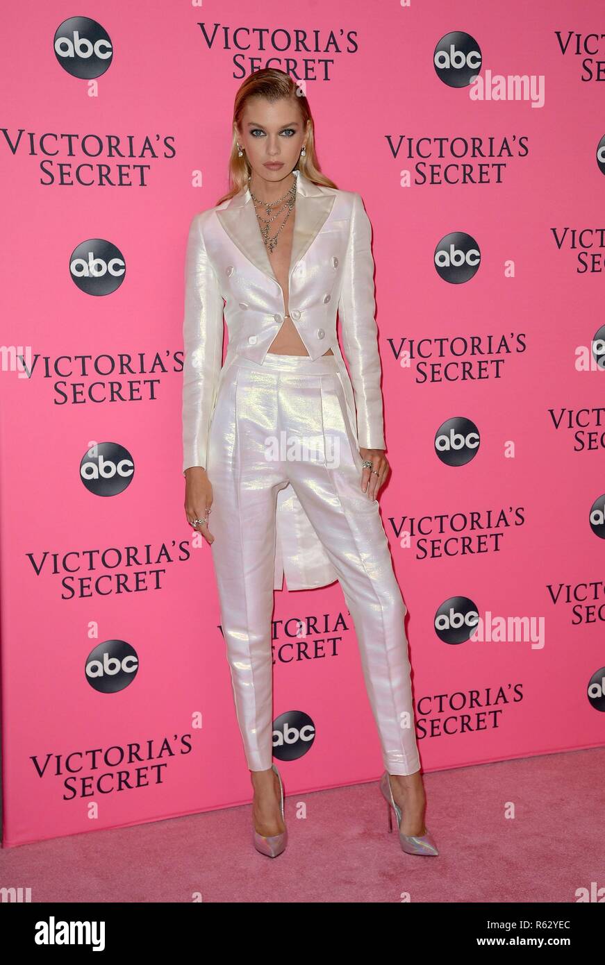 New York, NY, USA. 2 Décembre, 2018. Stella Maxwell aux arrivées de Victoria's Secret Fashion Show Viewing Party, Spring Studios, New York, NY 2 décembre 2018. Credit : Kristin Callahan/Everett Collection/Alamy Live News Banque D'Images