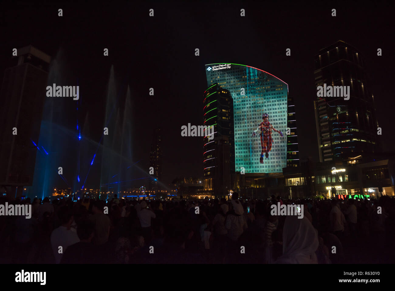 Dubaï, Émirats arabes unis. 2 décembre 2018 - Dubai Festival City, DUBAÏ, ÉMIRATS ARABES UNIS : lumière et laser indiquent le rendement par Imagine "Un rêve d'enfant". Credit : Fahd Khan/Alamy Live News Banque D'Images