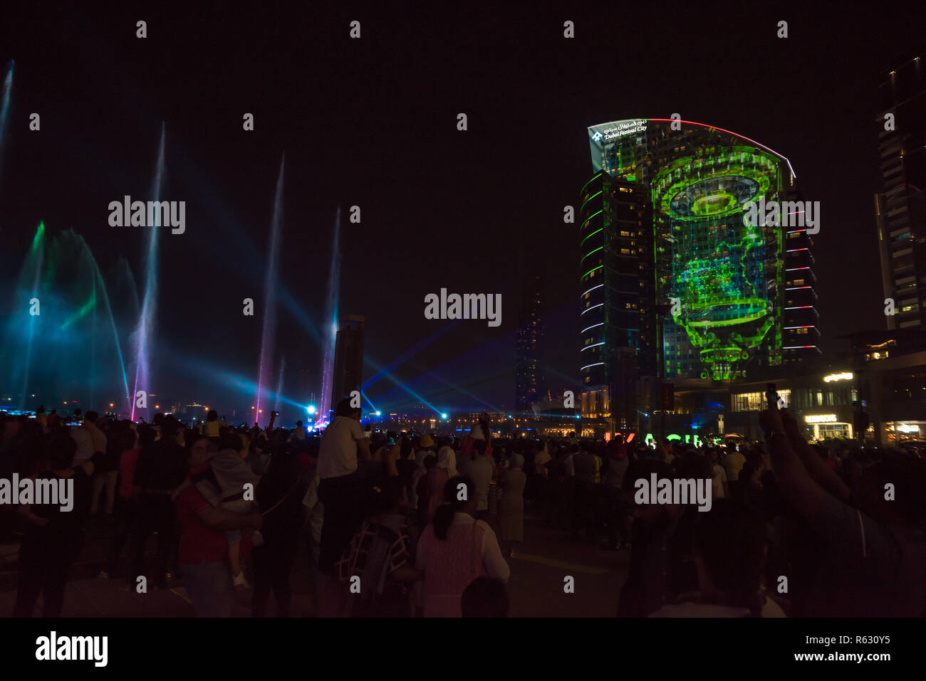 Dubaï, Émirats arabes unis. 2 décembre 2018 - Dubai Festival City, DUBAÏ, ÉMIRATS ARABES UNIS : lumière et laser indiquent le rendement par Imagine "Un rêve d'enfant". Credit : Fahd Khan/Alamy Live News Banque D'Images