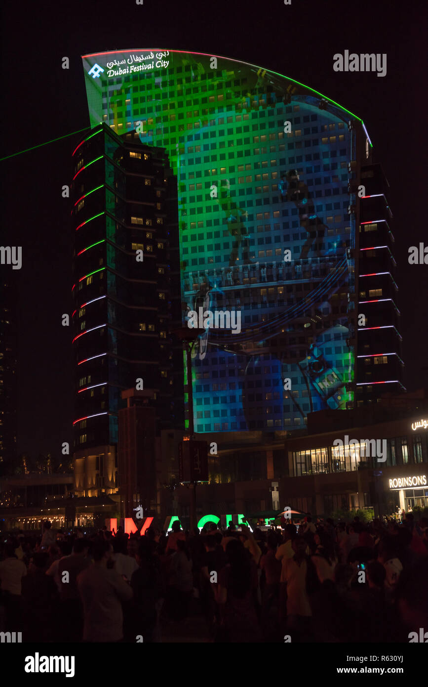 Dubaï, Émirats arabes unis. 2 décembre 2018 - Dubai Festival City, DUBAÏ, ÉMIRATS ARABES UNIS : lumière et laser indiquent le rendement par Imagine "Un rêve d'enfant". Credit : Fahd Khan/Alamy Live News Banque D'Images