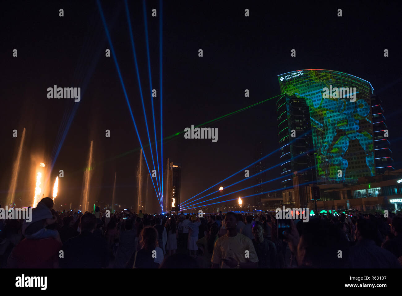 Dubaï, Émirats arabes unis. 2 décembre 2018 - Dubai Festival City, DUBAÏ, ÉMIRATS ARABES UNIS : lumière et laser indiquent le rendement par Imagine "Un rêve d'enfant". Credit : Fahd Khan/Alamy Live News Banque D'Images