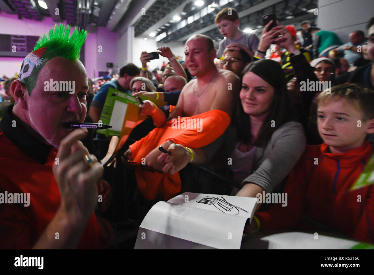 Prague, République tchèque. 30Th Nov, 2018. Peter Wright appelé 'Snakebite' a pris part à la Prague rebelles fléchettes Masters à Prague, en République tchèque, le vendredi 30 novembre, 2018. Credit : Michal Kamaryt/CTK Photo/Alamy Live News Banque D'Images