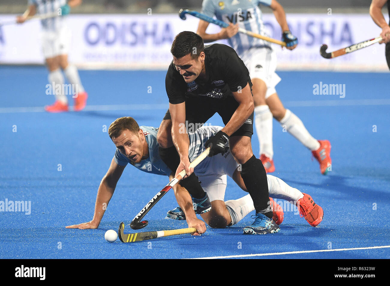 Bhubaneswar, Inde 3 décembre 2018 Hockey Championnats du Monde : Espagne V France Lucas Vila de l'Argentine, Nick Ross de la Nouvelle-Zélande : Crédit photos Orange vof/Alamy Live News Banque D'Images