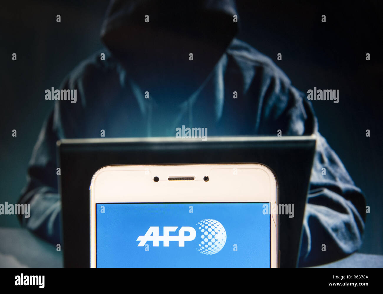 Hong Kong, Chine. 23 Nov, 2018. International News Agency Agence France Presse logo AFP est vu sur un appareil mobile Android avec une figure de hacker dans l'arrière-plan. Credit : Miguel Candela/SOPA Images/ZUMA/Alamy Fil Live News Banque D'Images