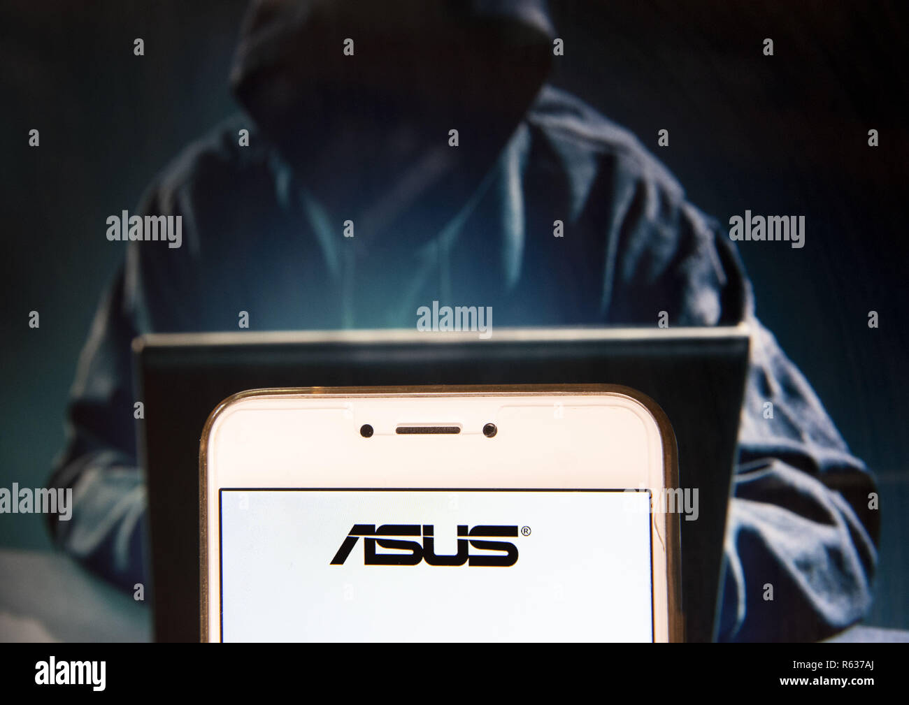 Hong Kong, Chine. 23 Nov, 2018. Informatique multinationale taïwanais de matériel téléphonique et de l'électronique et le logo Asus est vu sur un appareil mobile Android avec une figure de hacker dans l'arrière-plan. Credit : Miguel Candela/SOPA Images/ZUMA/Alamy Fil Live News Banque D'Images