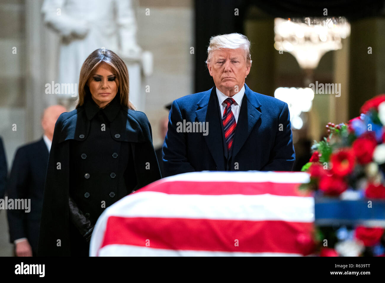 Washington, DC, USA. 06Th Nov, 2018. Le président américain, Donald J. Trump (R) et son épouse, Melania (L), rendre hommage à l'ancien président George H. W. Bush lorsqu'il se trouve dans la région dans la rotonde du Capitole à Washington, DC, USA, 03 décembre 2018. Le président Bush est mort à l'âge de 94 ans le 30 novembre 2018 ; il a été le 41e président des États-Unis (1989-1993). Utilisation dans le monde entier | Credit : dpa/Alamy Live News Banque D'Images