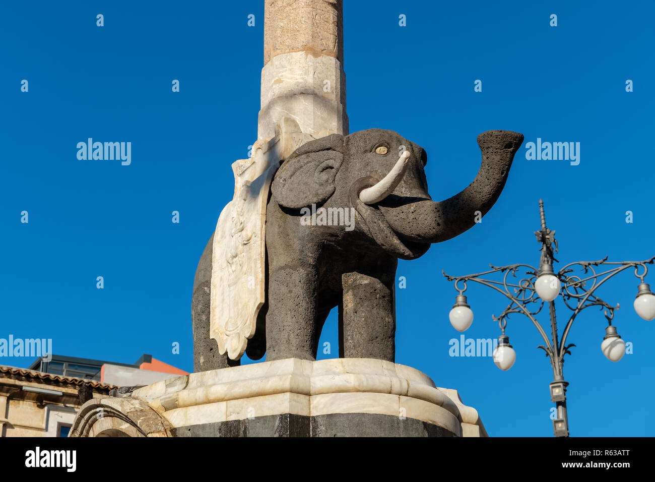 L'éléphant en pierre figure une partie de la fontaine de l'éléphant (Fontana dell'Elefante) sur la place de la cathédrale. Catane, Sicile, Italie Banque D'Images