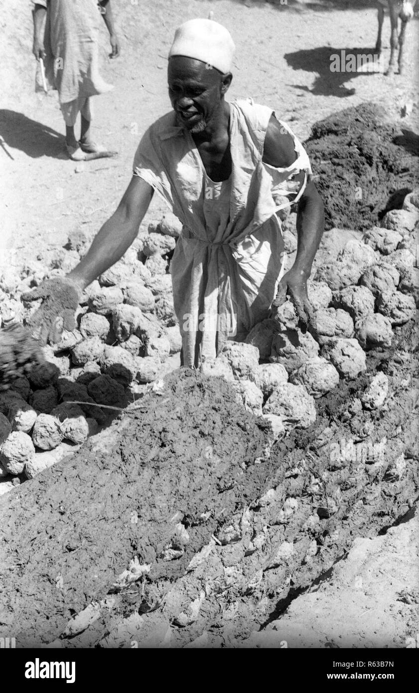 La construction de maisons de boue dans la région de Kano Nigeria Afrique 1950 Banque D'Images