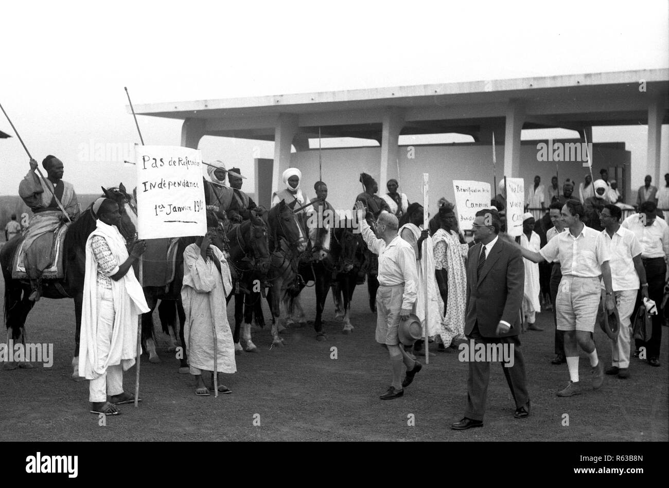 La tribu camerounaise salue les diplomates français à l'aéroport en Afrique Cameroun 1959 peu avant l'indépendance le 1er janvier 1960 Banque D'Images